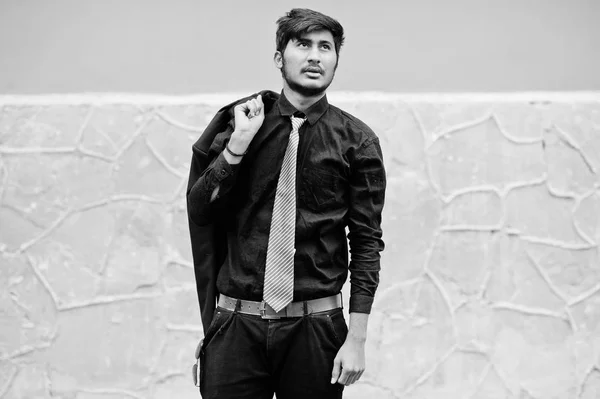 Giovane Uomo Indiano Camicia Nera Cravatta Posa All Aperto — Foto Stock