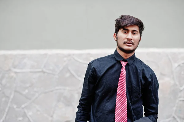 Mladý Indián Černou Košili Kravatu Představují Venkovní — Stock fotografie