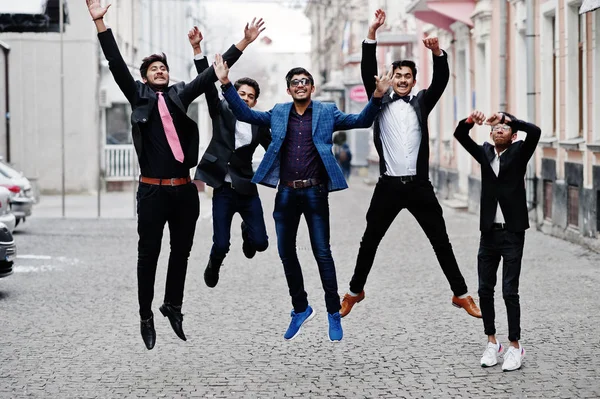 Ομάδα Ινδούς Φοιτητές Στα Κοστούμια Που Θέτει Εξωτερική Και Άλμα — Φωτογραφία Αρχείου