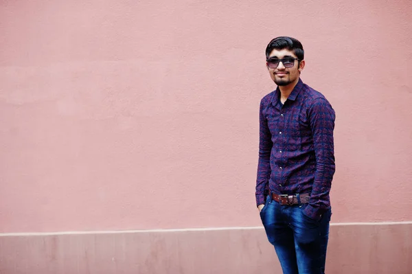 Jovem Índio Homem Camisa Óculos Sol Posou Contra Parede Rosa — Fotografia de Stock