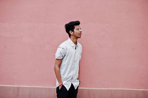 Νεαρός Ινδός Στο Πουκάμισο Και Γυαλιά Που Θέτει Ροζ Τοίχο — Φωτογραφία Αρχείου