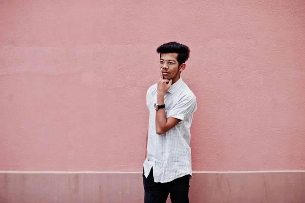 Jeune Homme Indien Sur Chemise Lunettes Posées Contre Mur Rose — Photo