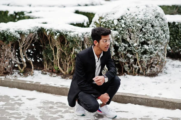 Jeune Homme Indien Costume Posé Plein Air Dans Journée Hiver — Photo