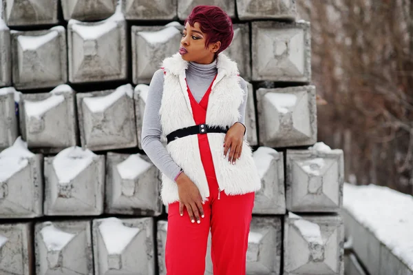 Mujer Afroamericana Pantalones Rojos Chaqueta Abrigo Piel Blanca Posaron Día — Foto de Stock