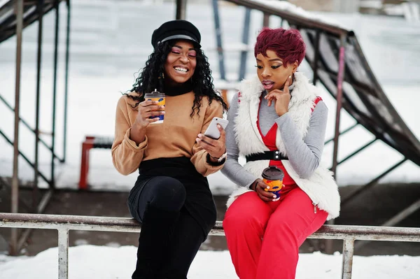 Deux Femmes Afro Américaines Posées Lors Journée Hiver Sur Fond — Photo