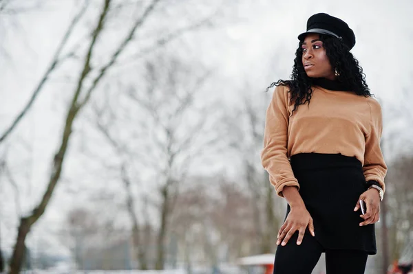 Mujer Afroamericana Falda Negra Suéter Marrón Gorra Posados Día Invierno — Foto de Stock