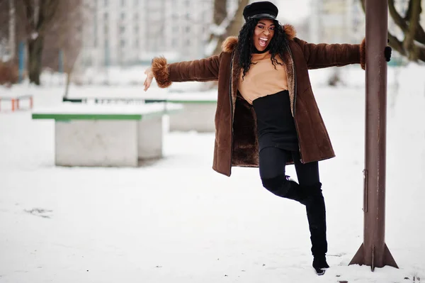 Africano Mulher Americana Casaco Pele Carneiro Boné Posado Dia Inverno — Fotografia de Stock