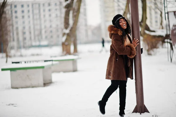 Mujer Afroamericana Abrigo Piel Oveja Gorra Posado Día Invierno Sobre — Foto de Stock