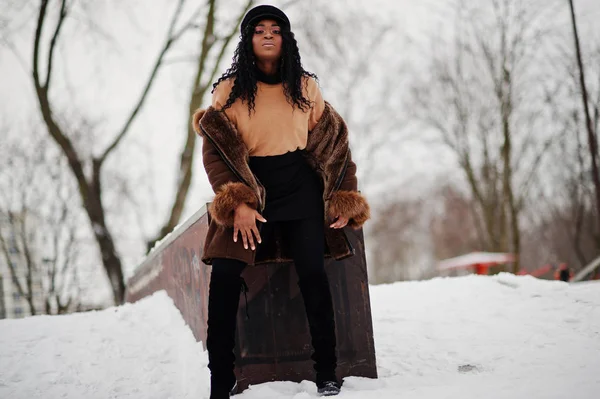 Africano Mulher Americana Casaco Pele Carneiro Boné Posado Dia Inverno — Fotografia de Stock