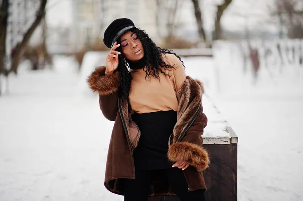 Africano Mulher Americana Casaco Pele Carneiro Boné Posado Dia Inverno — Fotografia de Stock