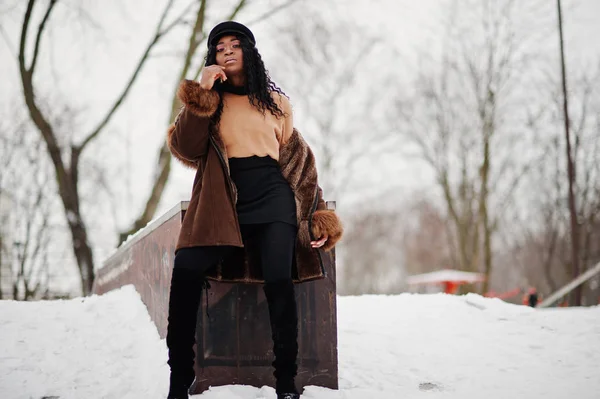 Африканская Американка Овечьей Шкуре Кепке Позировала Зимний День Снежном Фоне — стоковое фото