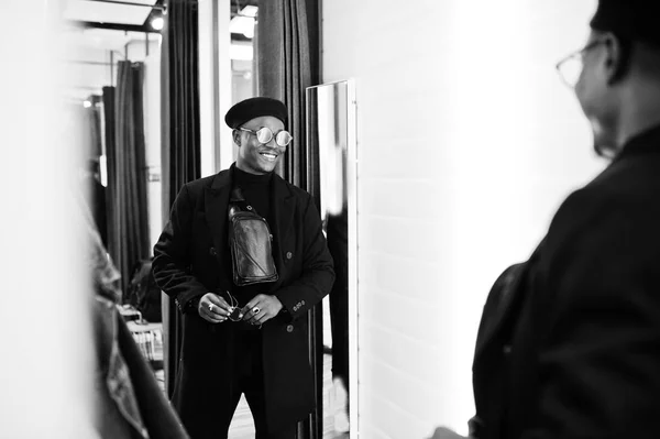 Elegante Hombre Afroamericano Casual Boina Negra Abrigo Con Bolsa Cintura —  Fotos de Stock