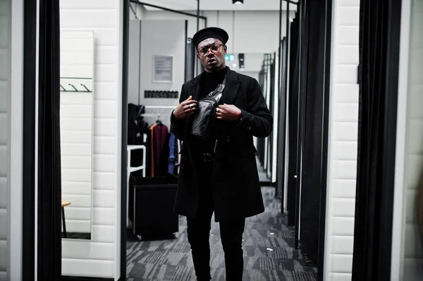 Стильний Випадковий Афроамериканський Чоловік Чорному Береті Пальто Сумкою Талії Магазині — стокове фото