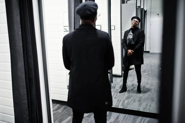 Élégant Homme Afro Américain Décontracté Béret Noir Manteau Avec Sac — Photo