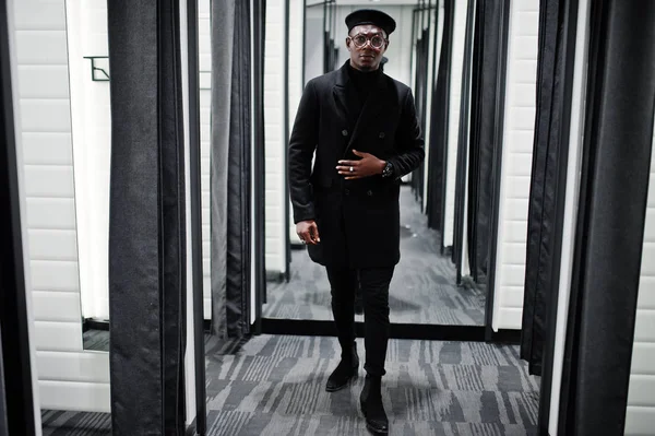 黒いベレー帽でスタイリッシュなカジュアルなアフリカ系アメリカ人およびオーバー コート試着室で服店 — ストック写真