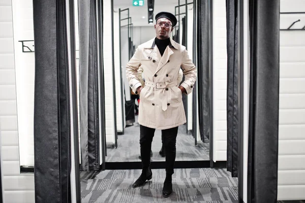 Elegante Uomo Africano Americano Casual Berretto Nero Impermeabile Trench Bianco — Foto Stock