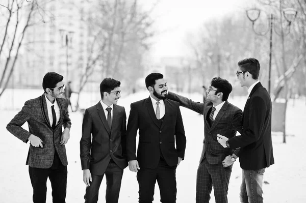 スーツの つのインドのビジネスマンのグループ屋外提起し ヨーロッパで冬の日の議論を行う — ストック写真