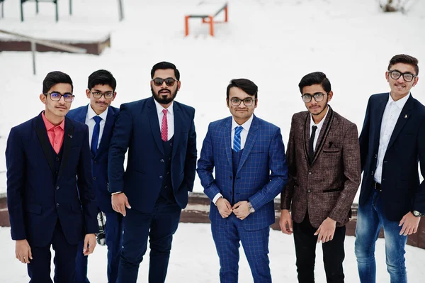 Grupo Seis Empresários Indianos Ternos Posou Livre Dia Inverno Europa — Fotografia de Stock