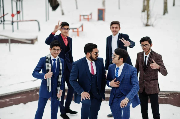 Gruppo Sei Uomini Affari Indiani Giacca Cravatta Posa All Aperto — Foto Stock