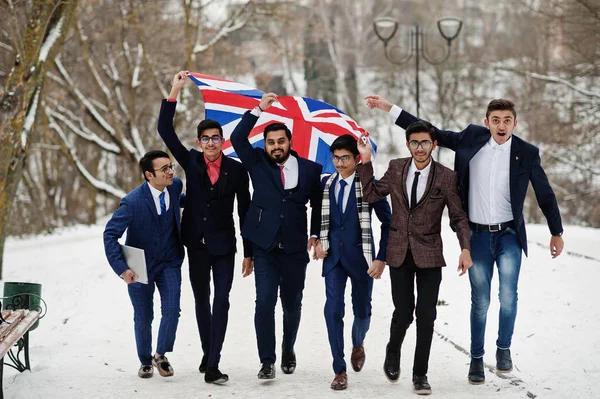 スーツで六つのインドのビジネスマンのグループは英国の旗とヨーロッパで冬の日の屋外提起 インドと英国との友好関係 — ストック写真
