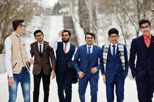 在欧洲的冬日里 六人组穿着西装的印度商人摆出户外姿势 — 图库照片