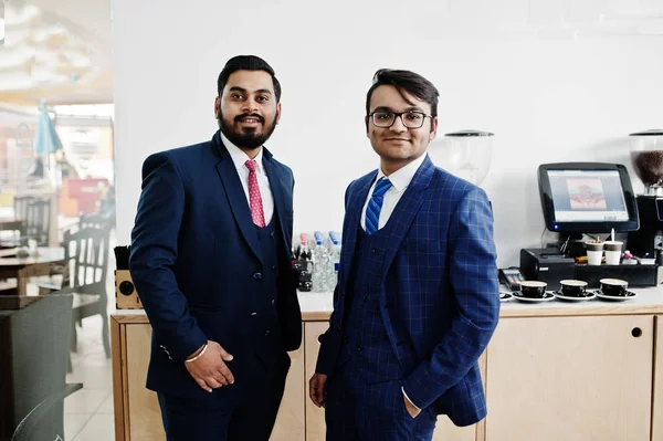 カフェに立っているスーツ姿の つのインドのビジネスマン — ストック写真