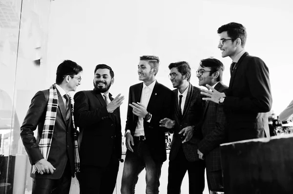 Grupa Sześciu Indyjski Biznesmen Garniturach Stojąc Café Oraz Dyskutować Coś — Zdjęcie stockowe