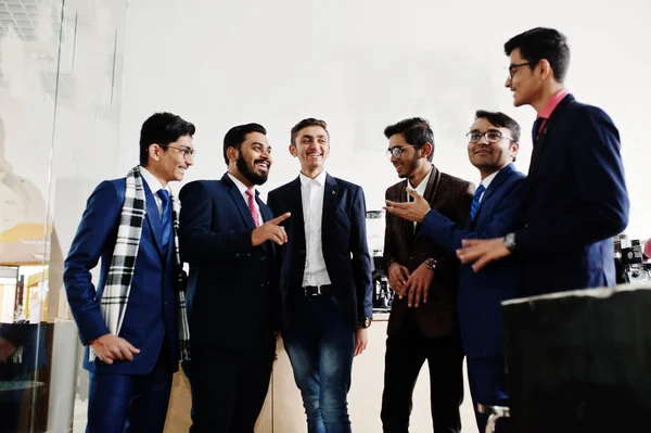 Grupa Sześciu Indyjski Biznesmen Garniturach Stojąc Café Oraz Dyskutować Coś — Zdjęcie stockowe