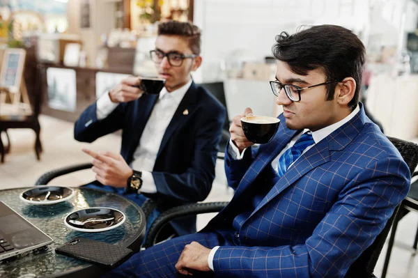 Deux Hommes Affaires Indiens Costumes Assis Bureau Sur Café Regardant — Photo