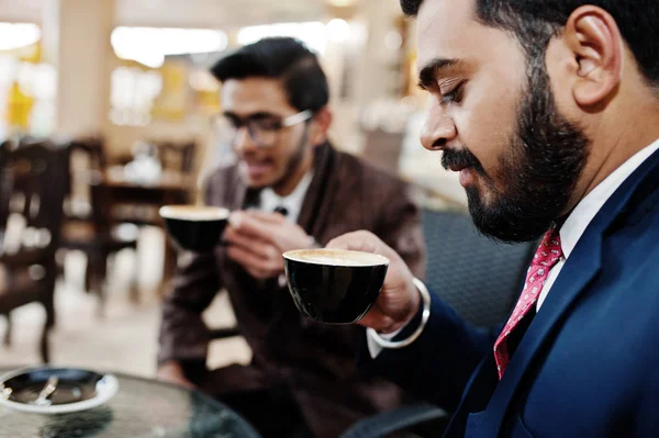 Due Uomini Affari Indiani Giacca Cravatta Seduti Ufficio Caffè Bere — Foto Stock