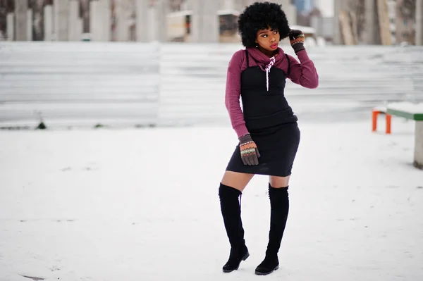 Кудрявые Волосы Африканская Американка Перчатках Позировала Зимний День — стоковое фото