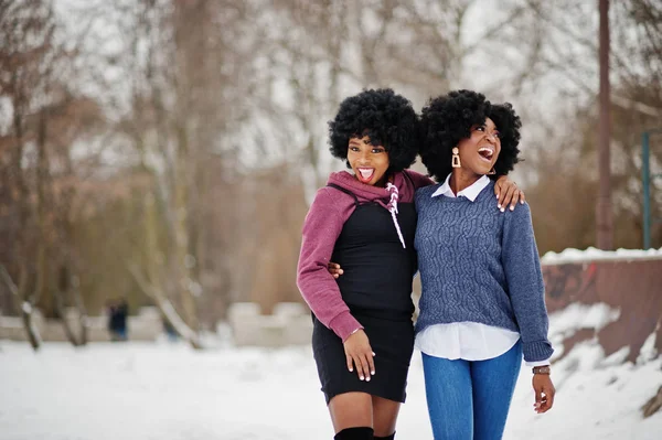 Dos Pelo Rizado Mujer Afroamericana Usar Suéteres Posados Día Invierno — Foto de Stock