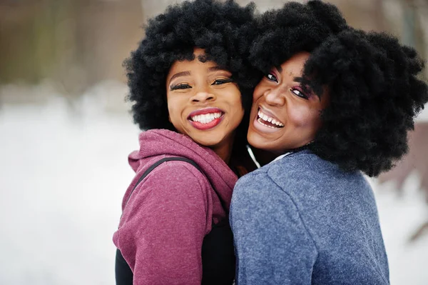Dos Pelo Rizado Mujer Afroamericana Usar Suéteres Posados Día Invierno — Foto de Stock
