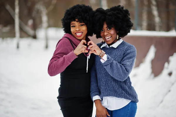 Dos Pelo Rizado Mujer Afroamericana Usar Suéteres Posados Día Invierno — Foto de Stock