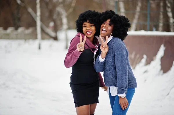 Dos Pelo Rizado Mujer Afroamericana Usar Suéteres Posados Día Invierno — Foto de Stock