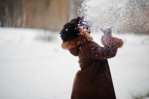 Curly Hair African American Woman Wear Sheepskin Coat Gloves Posed — Stock Photo, Image