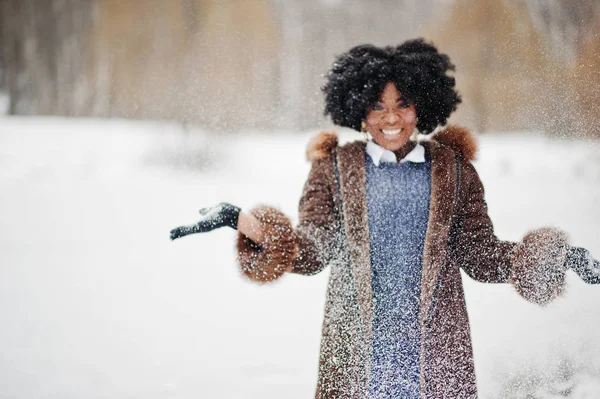 Capelli Ricci Donna Afroamericana Indossare Cappotto Pelle Pecora Guanti Posa — Foto Stock