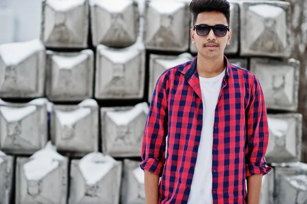 Hombre Indio Joven Casual Con Camisa Cuadros Gafas Sol Posadas —  Fotos de Stock