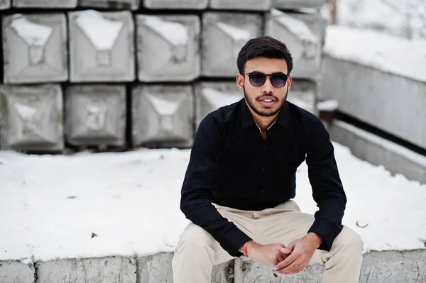 Casual Unga Indiska Mannen Svart Skjorta Och Solglasögon Poserade Mot — Stockfoto