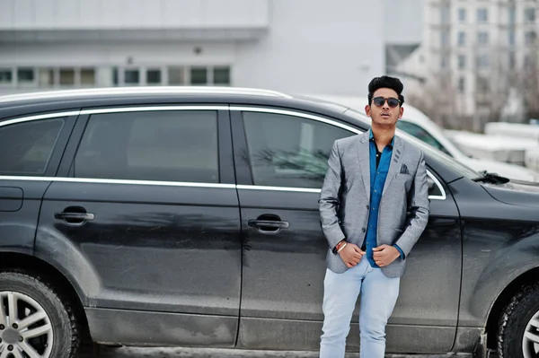 Lässiger Junger Indischer Mann Mit Sonnenbrille Posierte Gegen Geländewagen — Stockfoto