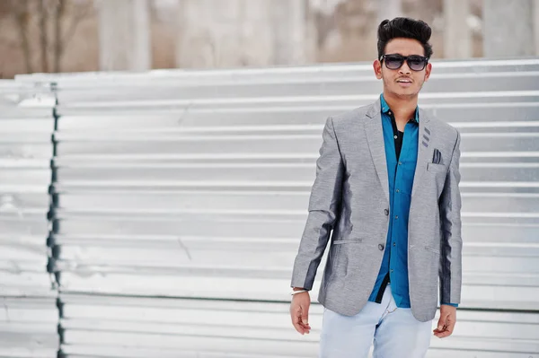 休闲年轻的印度男子在银色夹克和太阳镜摆在钢背景 — 图库照片
