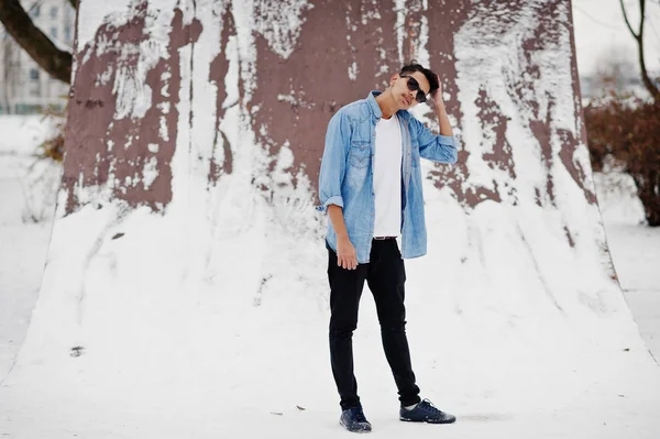 Casual Unga Indiska Mannen Blå Jeans Skjorta Och Solglasögon Poserade — Stockfoto