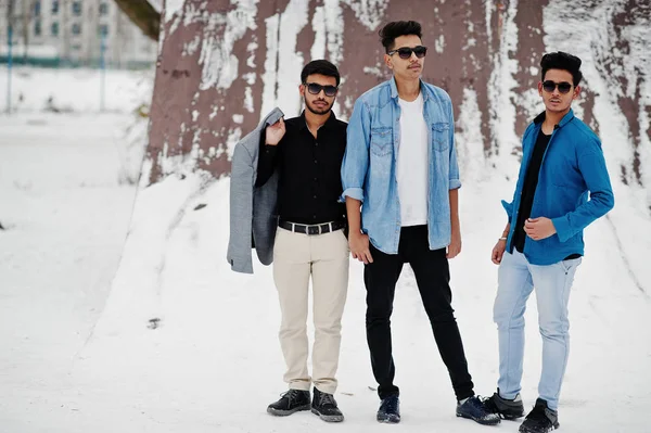 三个穿着太阳镜的年轻印度人在冬天的日子里摆姿势 — 图库照片