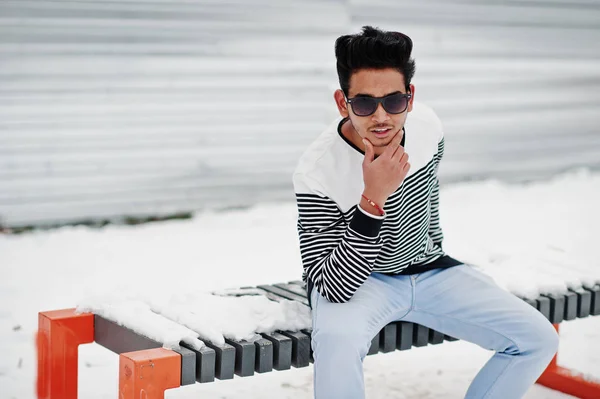 Lässiger Junger Indischer Mann Mit Sonnenbrille Posiert Einem Wintertag Auf — Stockfoto