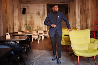 Moda Afro-Amerikan erkek takım elbise ve gözlük café'de poz verdi..