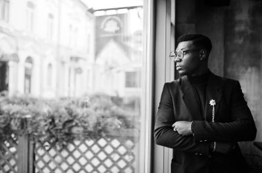 Moda Afro-Amerikan erkek takım elbise ve gözlük café'de poz verdi..
