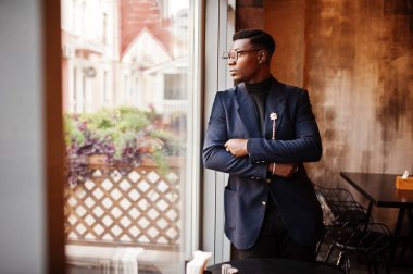 Moda Afro-Amerikan erkek takım elbise ve gözlük café'de poz verdi..