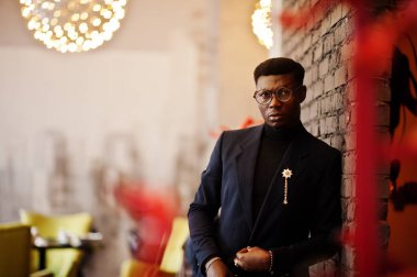 Moda Afro-Amerikan erkek takım elbise ve gözlük café'de poz verdi..