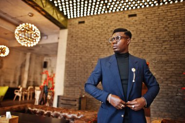 Moda Afro-Amerikan erkek takım elbise ve gözlük café'de poz verdi..