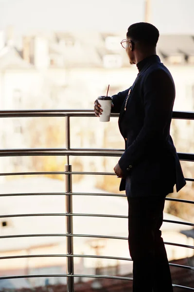 Hombre Afro Americano Moda Traje Los Vasos Con Taza Del — Foto de Stock